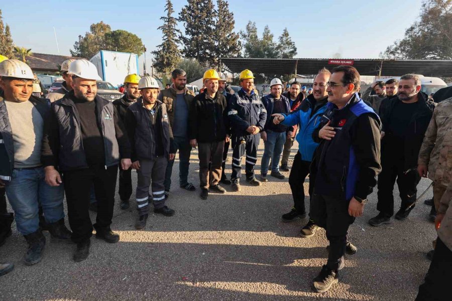 Bakan Dönmez, Kırıkhan’da Arama Kurtarma Faaliyetlerine Destek Veren Madencileri Ziyaret Etti