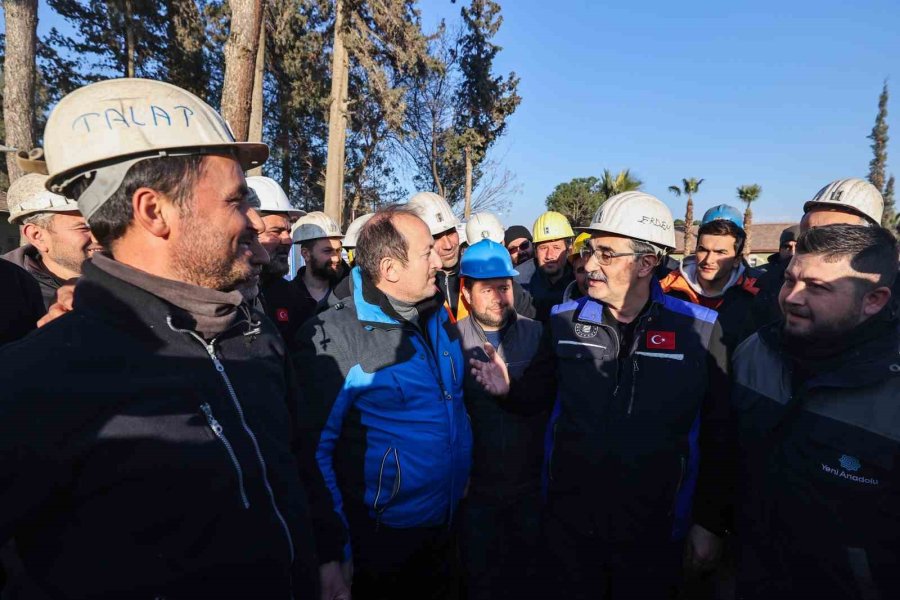 Bakan Dönmez, Kırıkhan’da Arama Kurtarma Faaliyetlerine Destek Veren Madencileri Ziyaret Etti