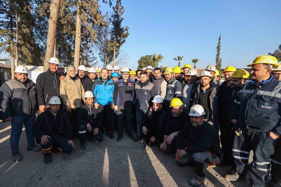 Bakan Dönmez, Kırıkhan’da Arama Kurtarma Faaliyetlerine Destek Veren Madencileri Ziyaret Etti