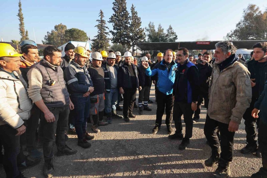 Bakan Dönmez, Kırıkhan’da Arama Kurtarma Faaliyetlerine Destek Veren Madencileri Ziyaret Etti