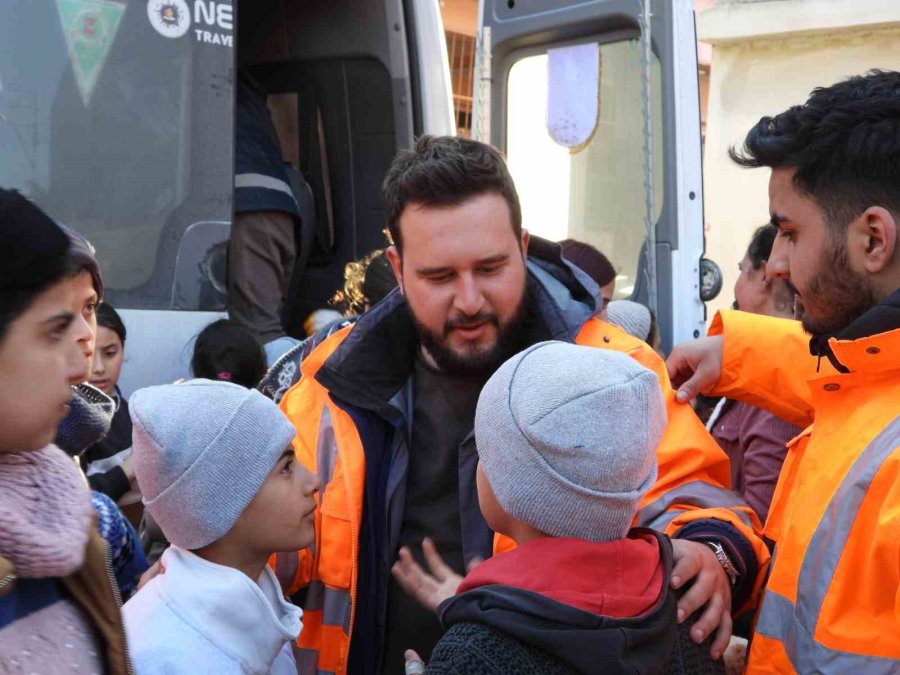 Gönüllülerden Depremzede Çocuklara Sıcak Dokunuş