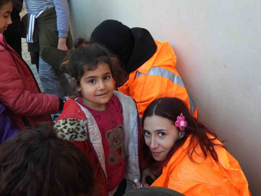 Gönüllülerden Depremzede Çocuklara Sıcak Dokunuş