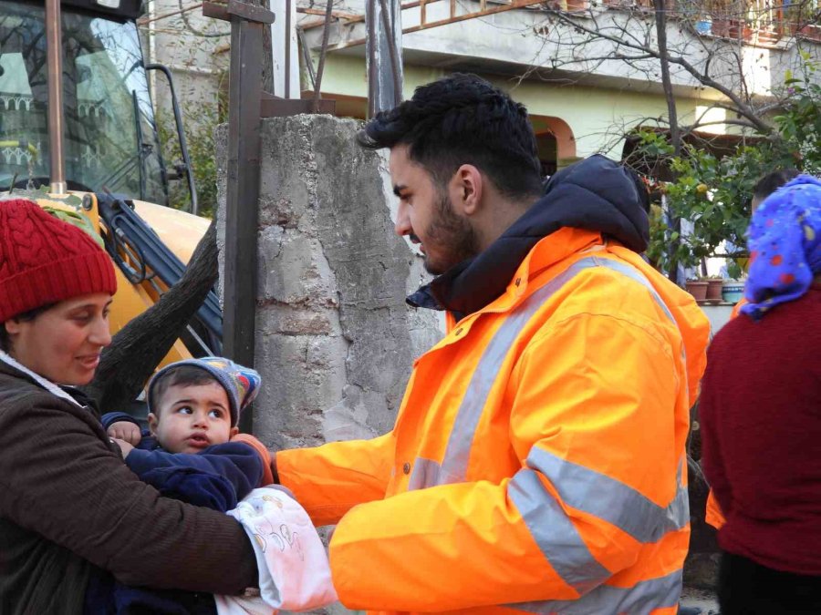 Gönüllülerden Depremzede Çocuklara Sıcak Dokunuş