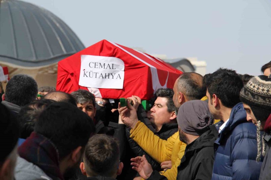 Depremde Hayatını Kaybeden Cemal Kütahya Ve Oğlu Çınar’a Acı Veda