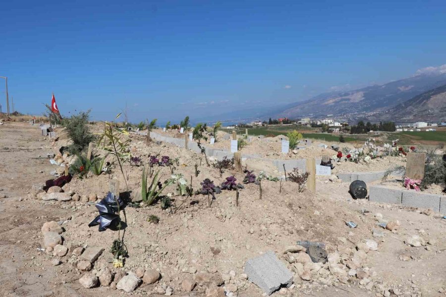 Depremde Hayatını Kaybedenlere Son Görev Hakkıyla Yapılıyor