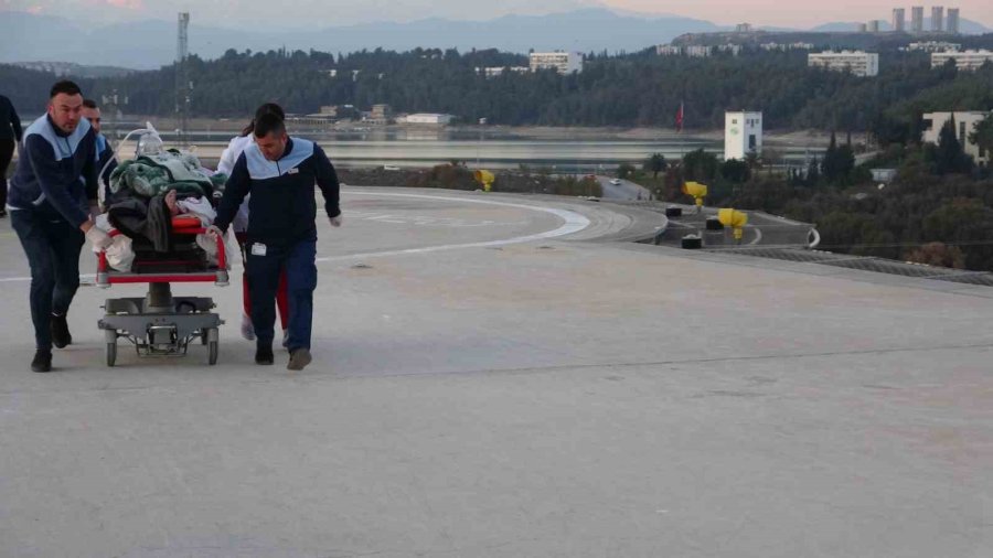 200 Saat Sonra Enkazdan Kurtarılan Depremzedeler Adana Şehir Hastanesinde