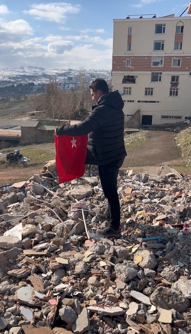 Gazetecinin Türk Bayrağı Hassasiyeti Görenleri Duygulandırdı