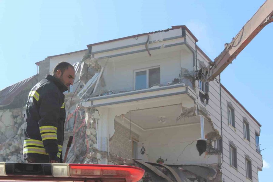 İslahiye’de Ağır Hasarlı Binaların Yıkımına Başlandı