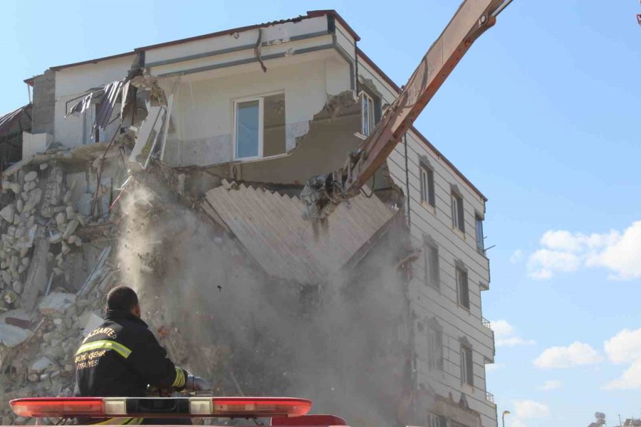 İslahiye’de Ağır Hasarlı Binaların Yıkımına Başlandı