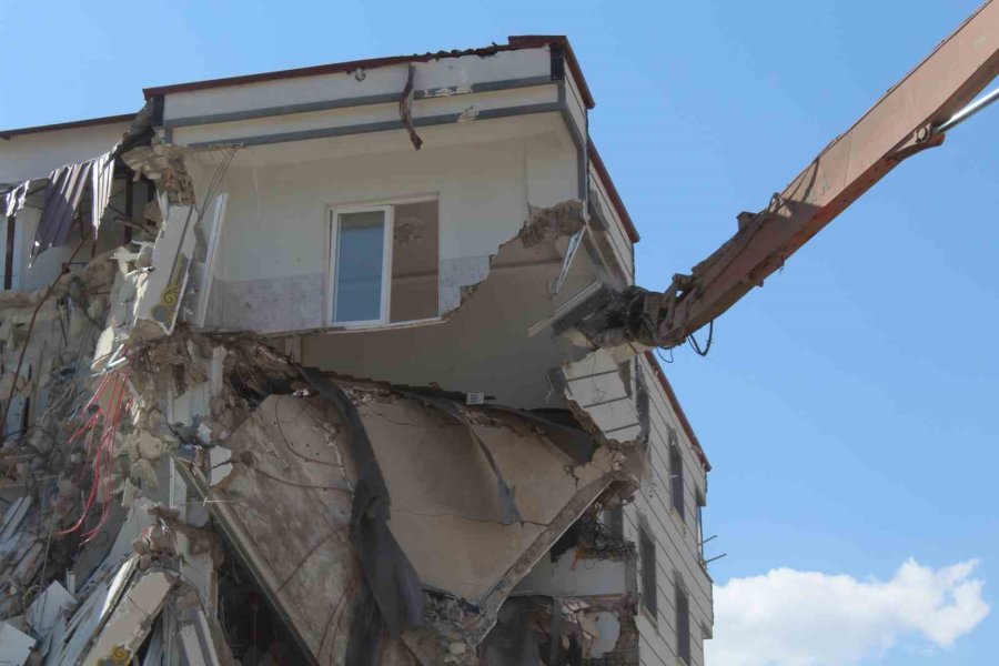 İslahiye’de Ağır Hasarlı Binaların Yıkımına Başlandı