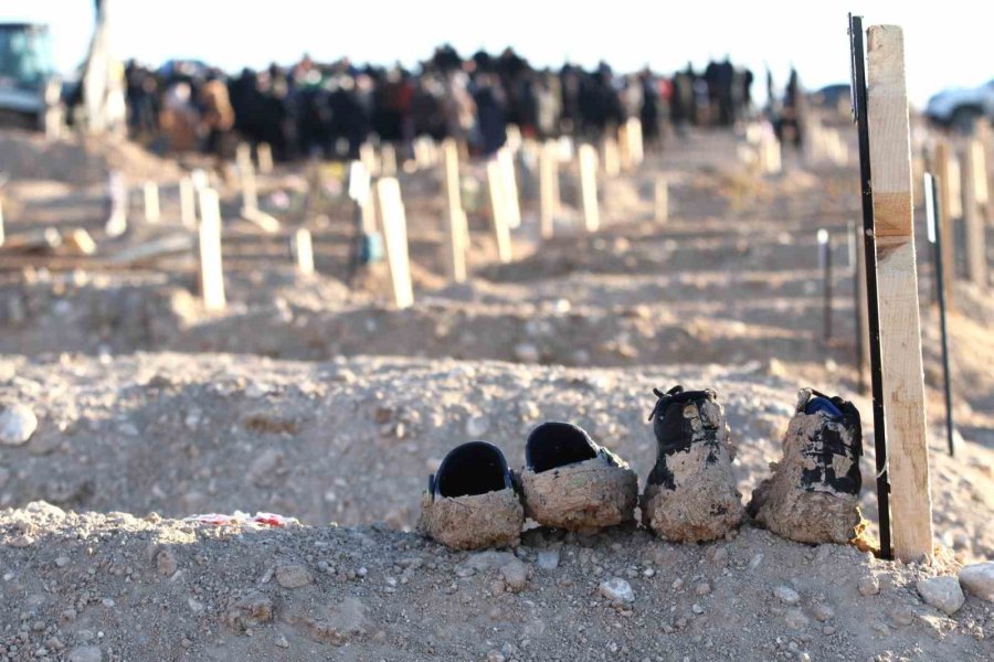 Depremde Ölenlerin Mezarlığında Yürek Yakan Manzaralar