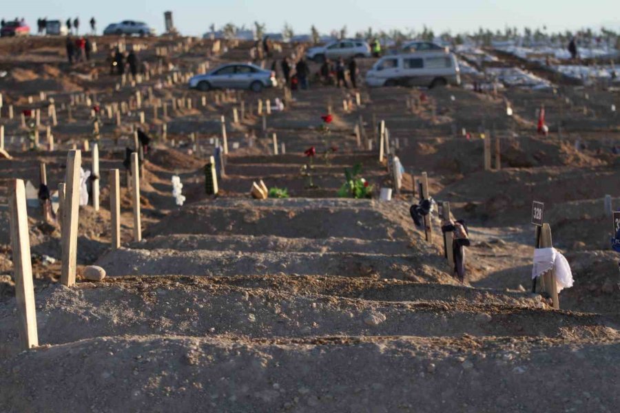 Depremde Ölenlerin Mezarlığında Yürek Yakan Manzaralar