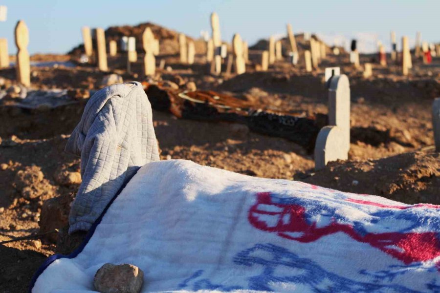 Depremde Ölenlerin Mezarlığında Yürek Yakan Manzaralar