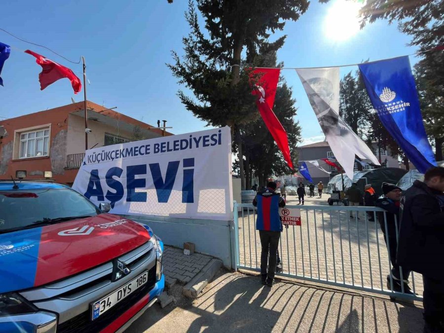 Küçükçekmece Belediyesi’nden Hatay’da Günlük 5 Bin Kişiye Sıcak Yemek Desteği