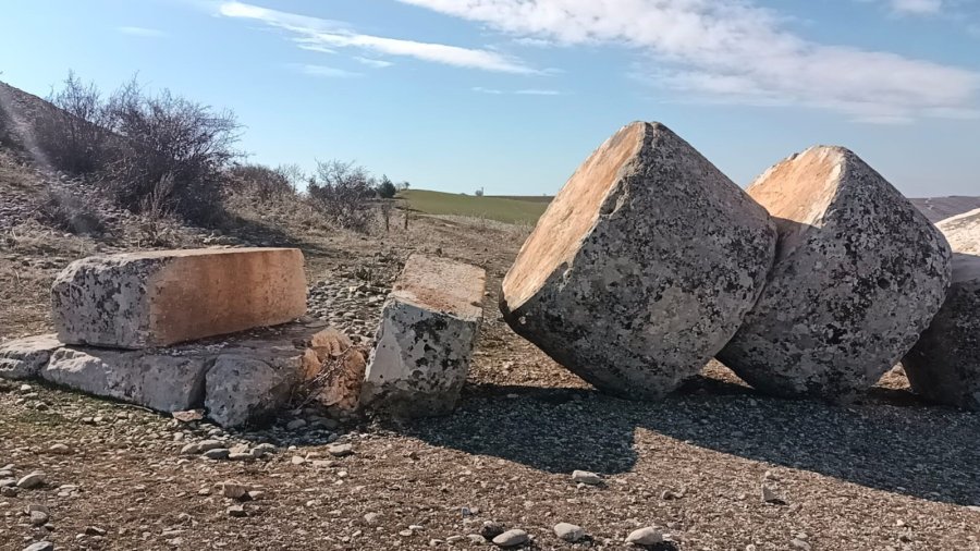 Deprem, Tonlarca Ağırlıktaki ‘tokalaşma’ Sütunlarını Yıktı