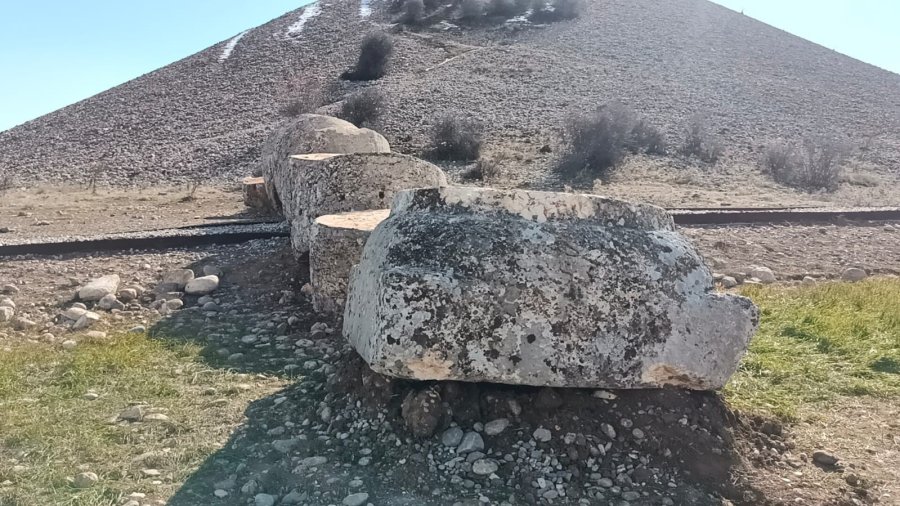 Deprem, Tonlarca Ağırlıktaki ‘tokalaşma’ Sütunlarını Yıktı