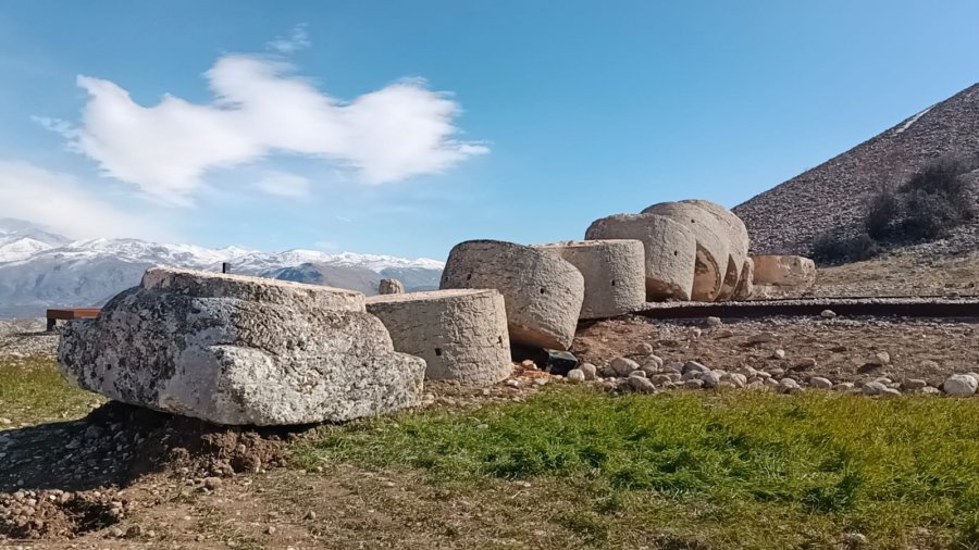 Deprem, Tonlarca Ağırlıktaki ‘tokalaşma’ Sütunlarını Yıktı