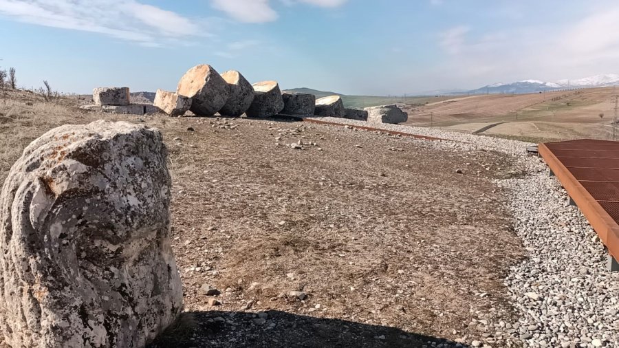 Deprem, Tonlarca Ağırlıktaki ‘tokalaşma’ Sütunlarını Yıktı