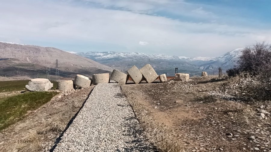 Deprem, Tonlarca Ağırlıktaki ‘tokalaşma’ Sütunlarını Yıktı