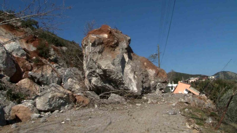 Devasa Kayalar Köyün Üzerine Yuvarlandı, Dehşeti Yaşadılar