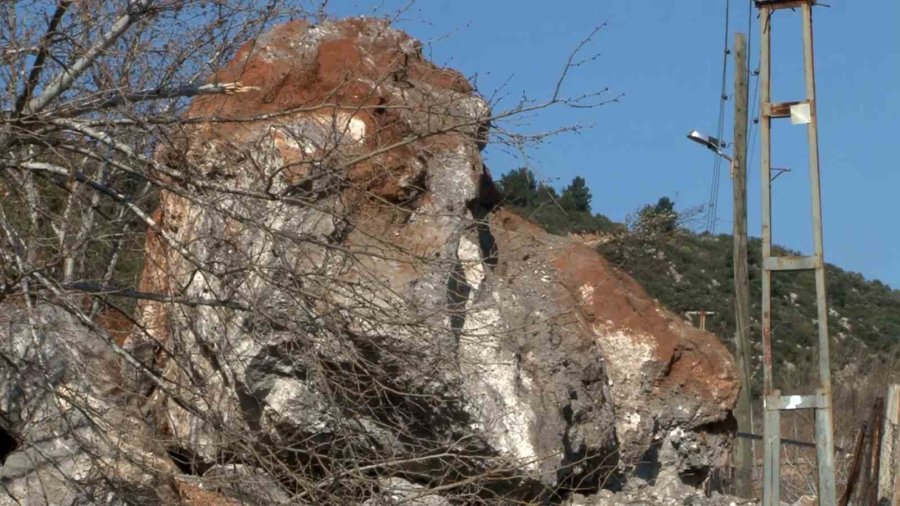 Devasa Kayalar Köyün Üzerine Yuvarlandı, Dehşeti Yaşadılar