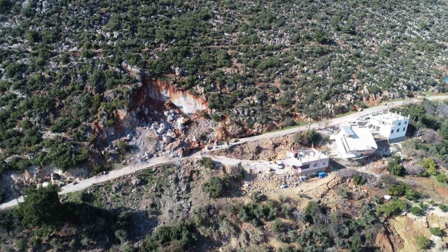 Devasa Kayalar Köyün Üzerine Yuvarlandı, Dehşeti Yaşadılar