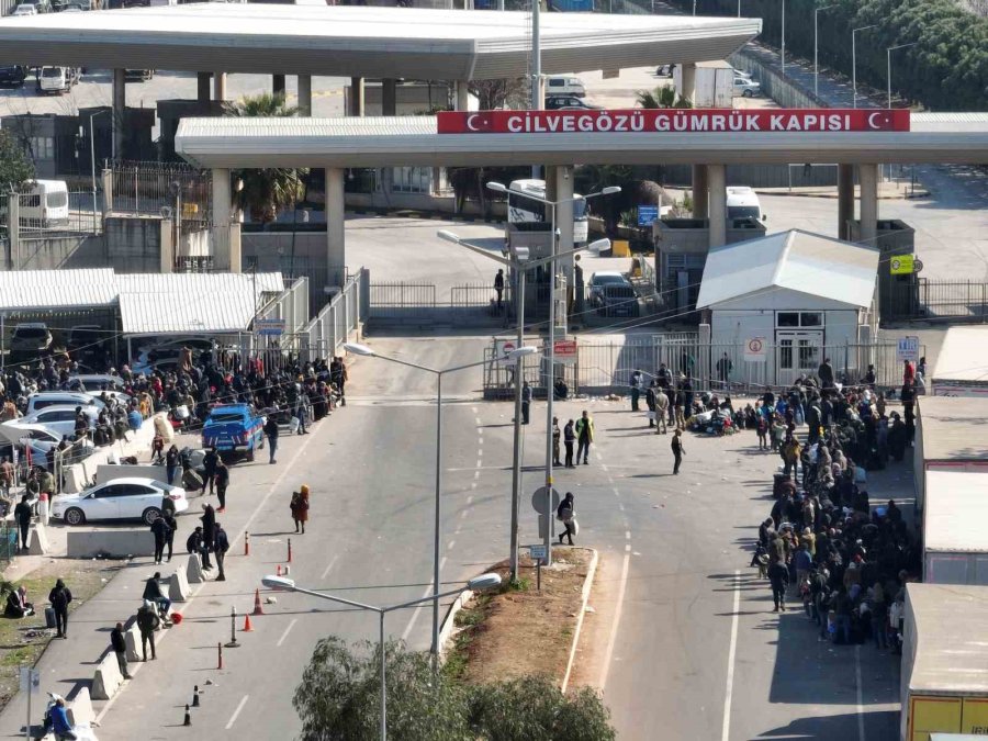 Suriyeliler Depremden Etkilenen Yakınları İçin Memleketlerine Gitmeye Başladı