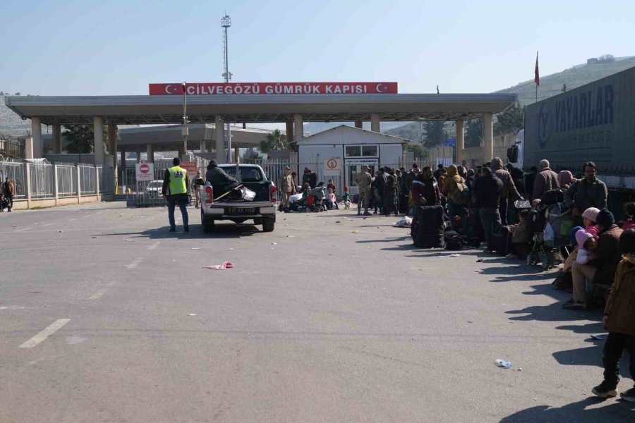 Suriyeliler Depremden Etkilenen Yakınları İçin Memleketlerine Gitmeye Başladı