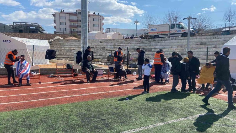 Bay Ve Bayan Kuaförler Bu Kez Depremzedeler İçin Makas Tuttu