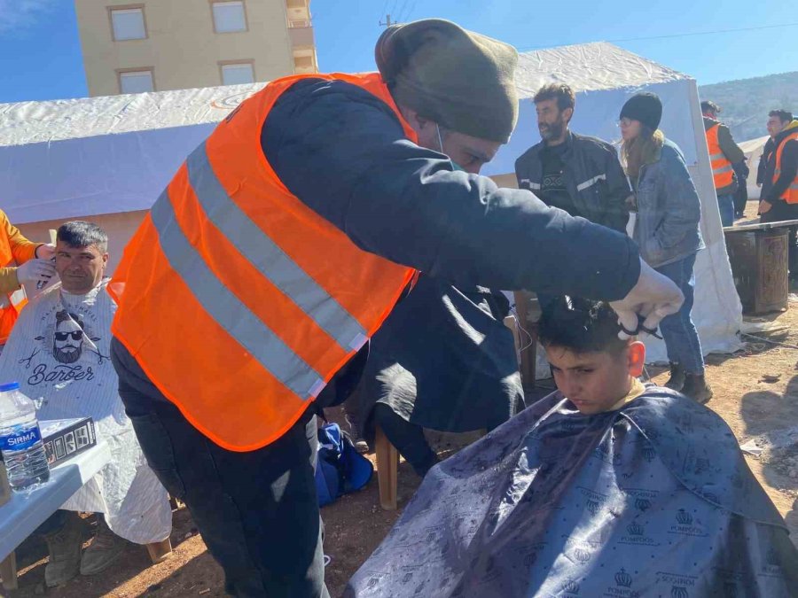 Bay Ve Bayan Kuaförler Bu Kez Depremzedeler İçin Makas Tuttu