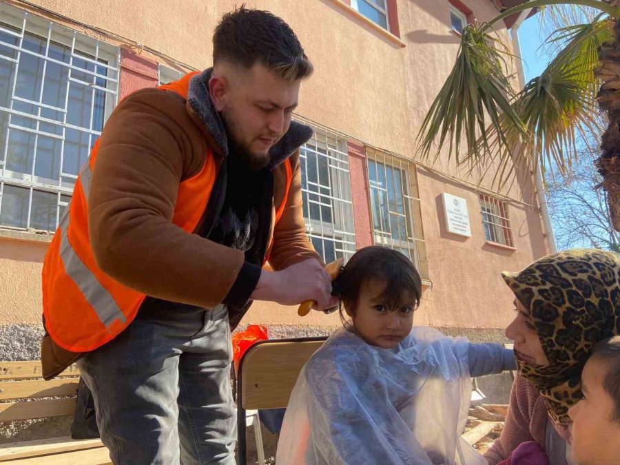 Bay Ve Bayan Kuaförler Bu Kez Depremzedeler İçin Makas Tuttu