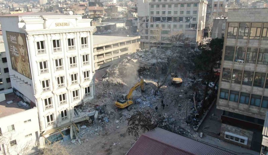 Fotoğrafları Ortaya Çıktı: Çöken Otelin Kolonları Tabela İçin Tahrip Edilmiş