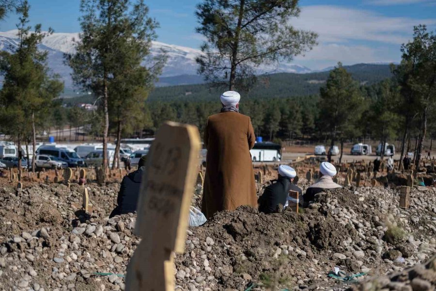 Kahramanmaraş Acısını Toprağa Gömüyor