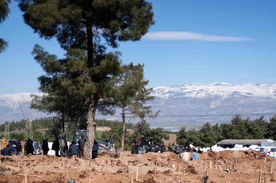 Kahramanmaraş Acısını Toprağa Gömüyor