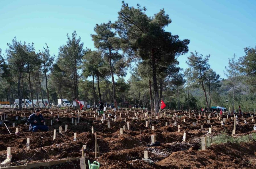 Kahramanmaraş Acısını Toprağa Gömüyor