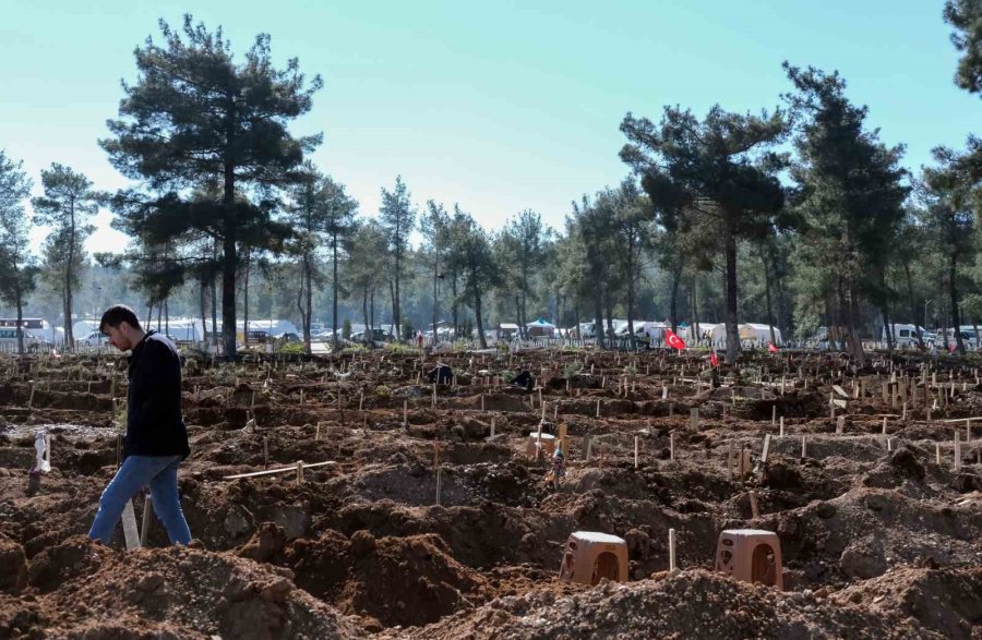 Kahramanmaraş Acısını Toprağa Gömüyor