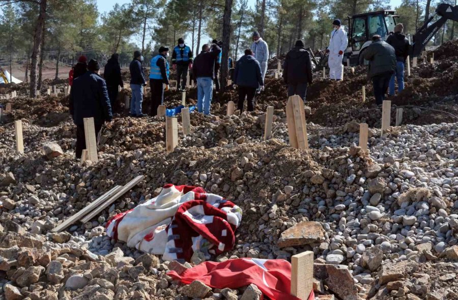 Kahramanmaraş Acısını Toprağa Gömüyor