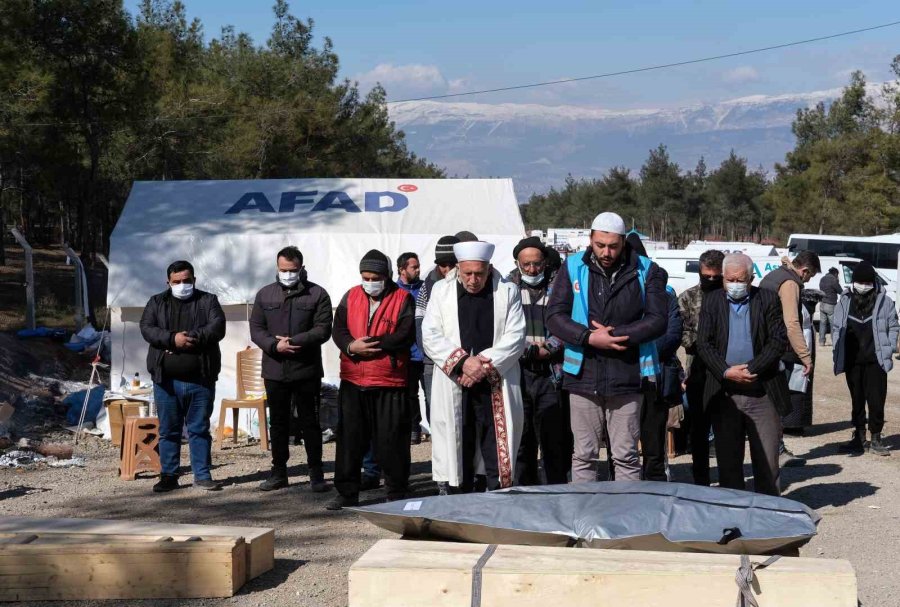 Kahramanmaraş Acısını Toprağa Gömüyor