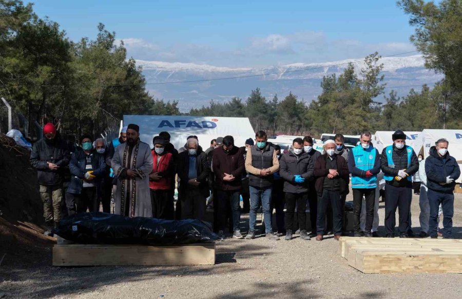 Kahramanmaraş Acısını Toprağa Gömüyor