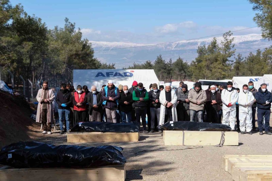 Kahramanmaraş Acısını Toprağa Gömüyor