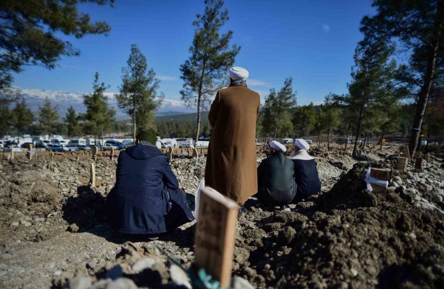 Kahramanmaraş Acısını Toprağa Gömüyor