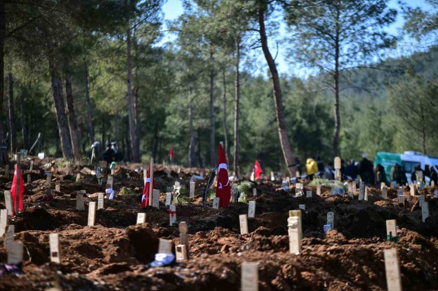 Kahramanmaraş Acısını Toprağa Gömüyor