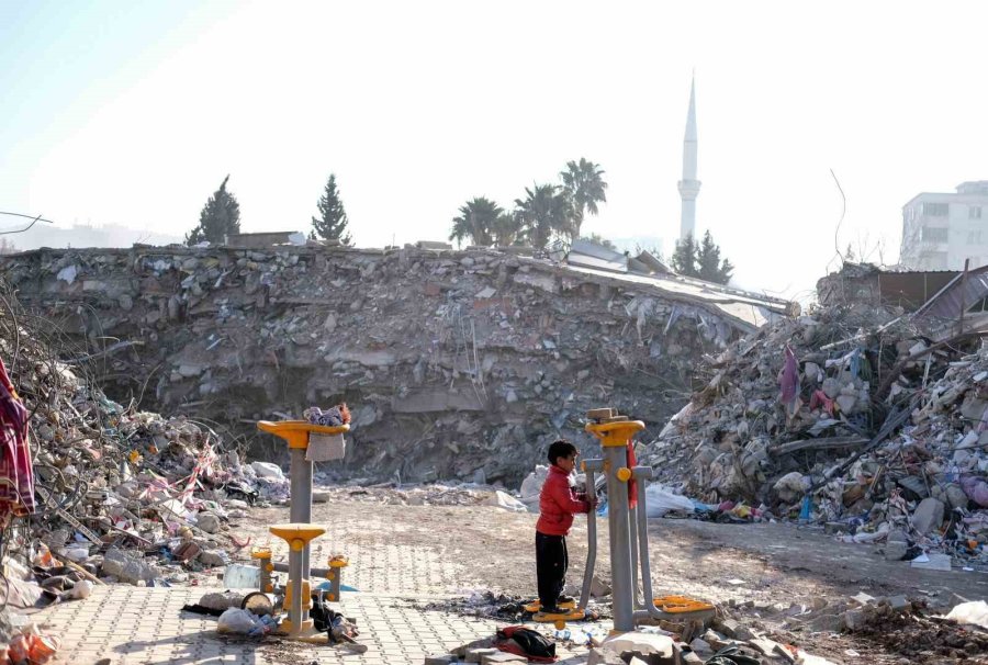 Kahramanmaraş’ta Enkazların Arasında Çocuk Olmak