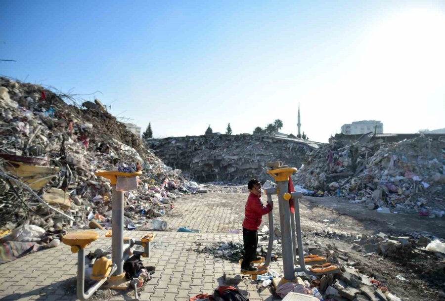 Kahramanmaraş’ta Enkazların Arasında Çocuk Olmak