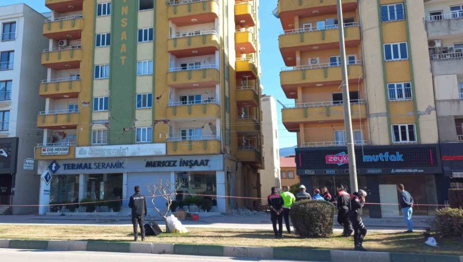 Osmaniye’de Polis Boşaltılan Binaların Çevresinde Nöbet Tutmaya Başladı