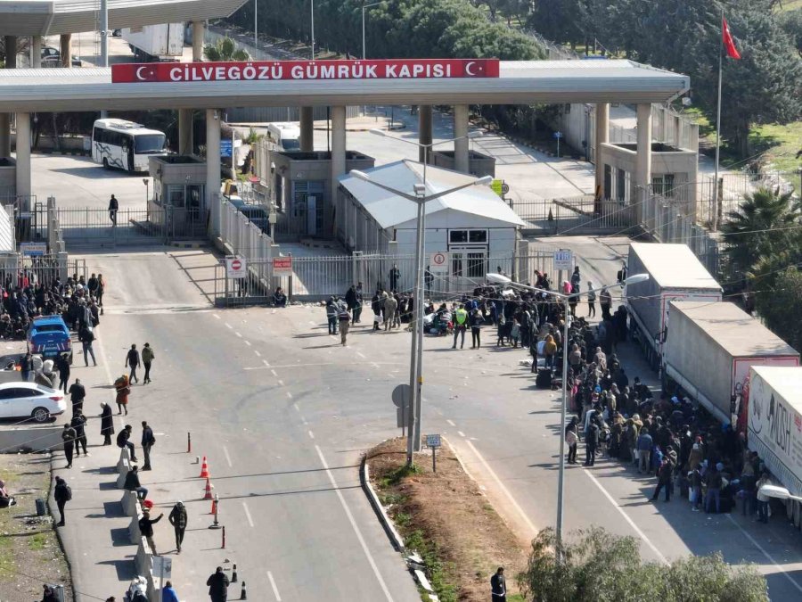 Suriyeliler Depremden Etkilenen Yakınları İçin Memleketlerine Gitmeye Başladı