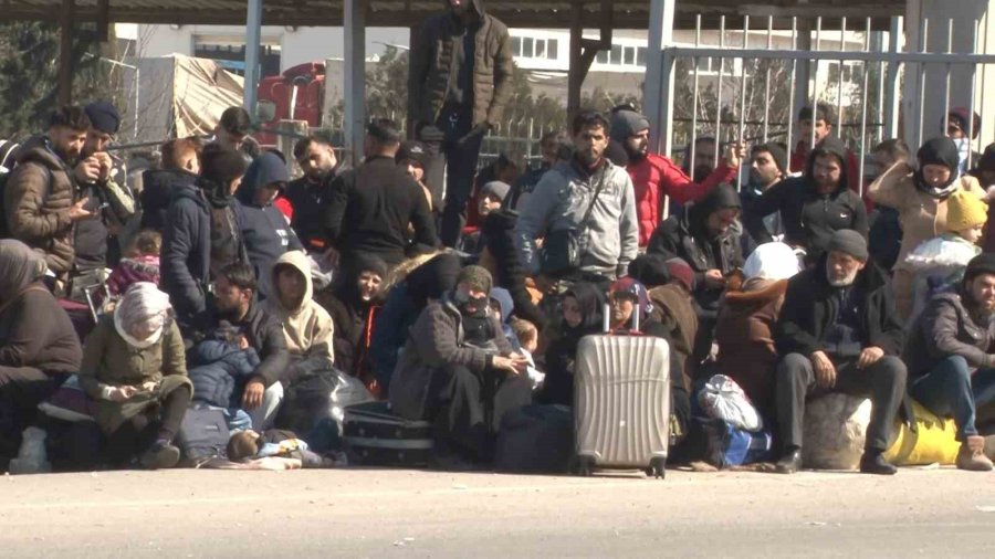 Suriyeliler Depremden Etkilenen Yakınları İçin Memleketlerine Gitmeye Başladı