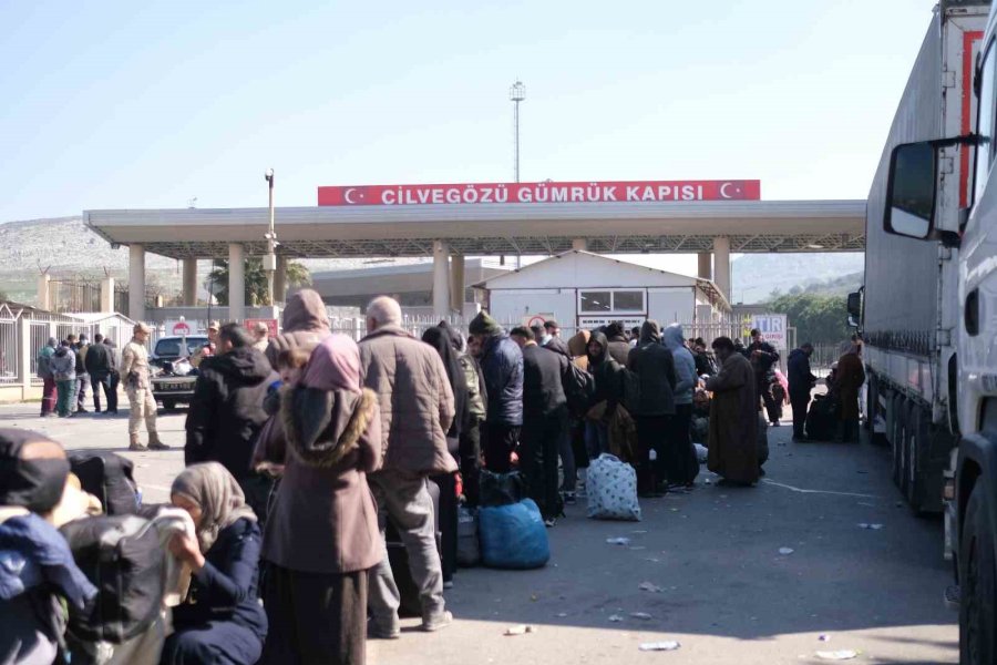 Suriyeliler Depremden Etkilenen Yakınları İçin Memleketlerine Gitmeye Başladı