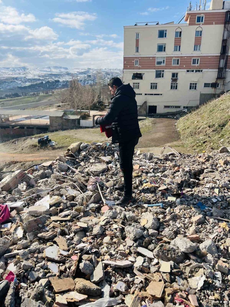 Gazetecinin Türk Bayrağı Hassasiyeti Görenleri Duygulandırdı