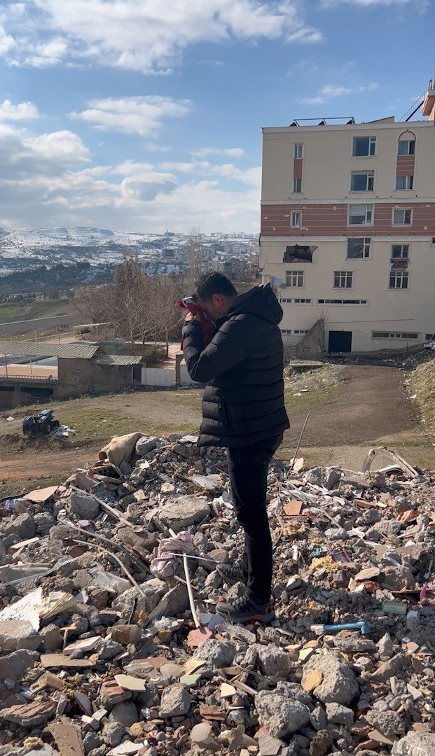 Gazetecinin Türk Bayrağı Hassasiyeti Görenleri Duygulandırdı